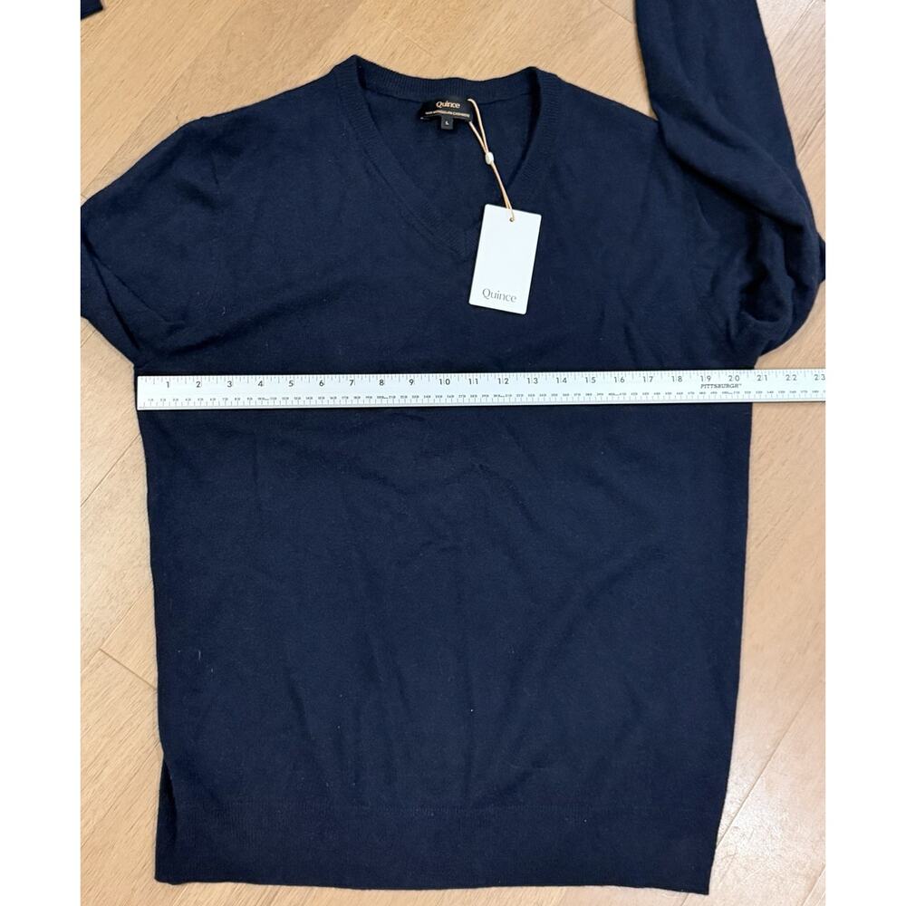 NWT Quince Women’s L Mongolian Cashmere Vneck Sweater Navy - Picture 4 of 6